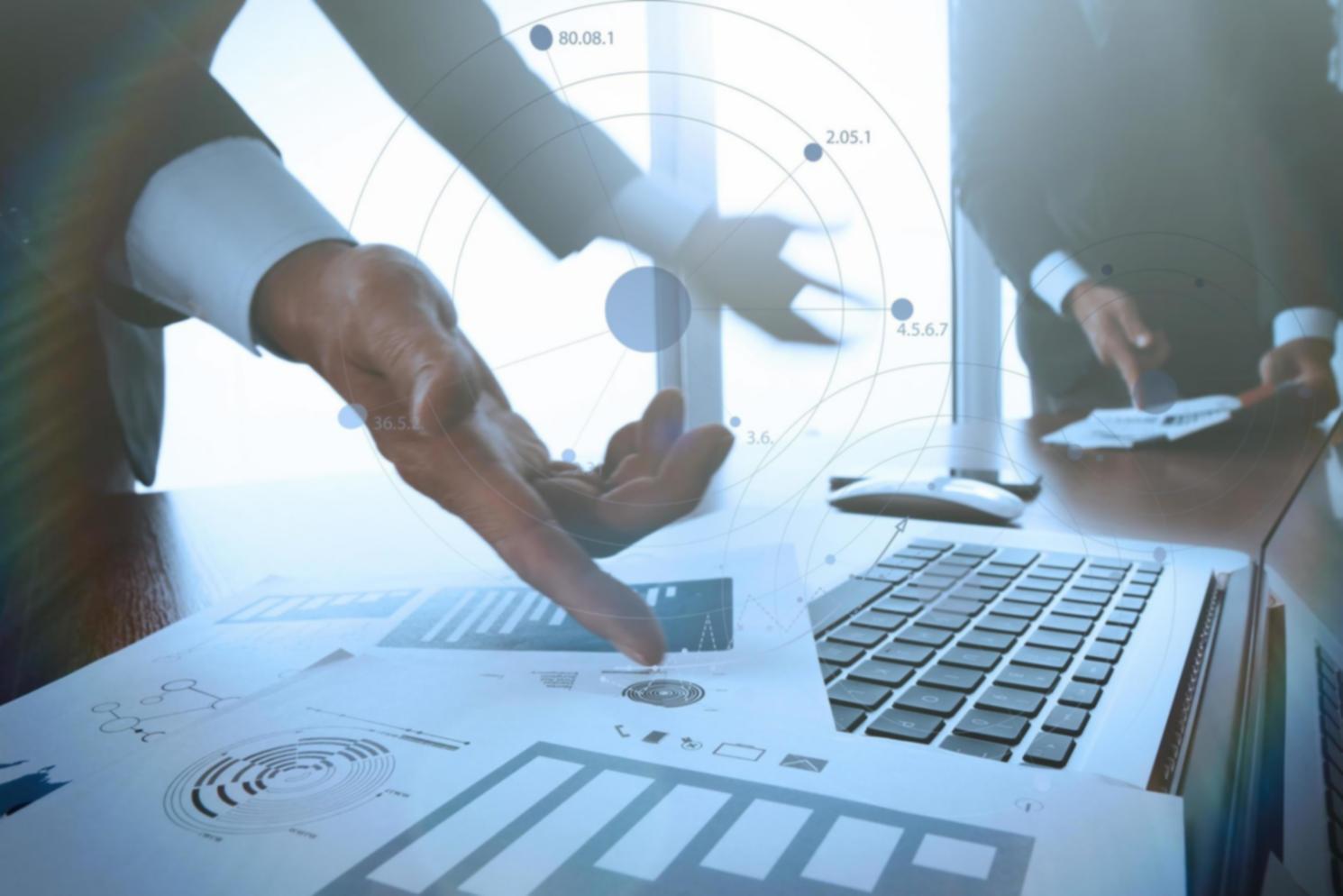 Análise detalhada de tendências financeiras em ambiente profissional